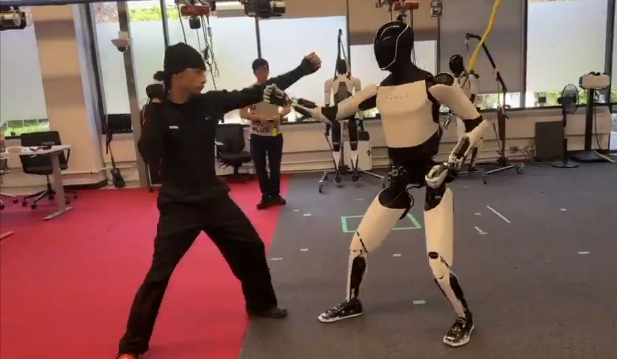 马斯克晒人形机器人练功夫- 科企岛